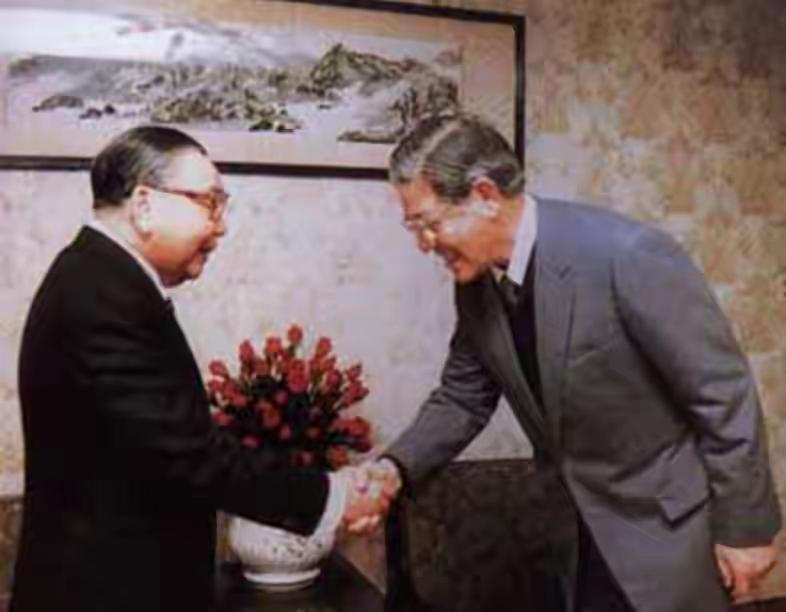 这是李登向蒋经国鞠躬握手的照片。
       蒋经国“眼拙”，找了一个台独顽固