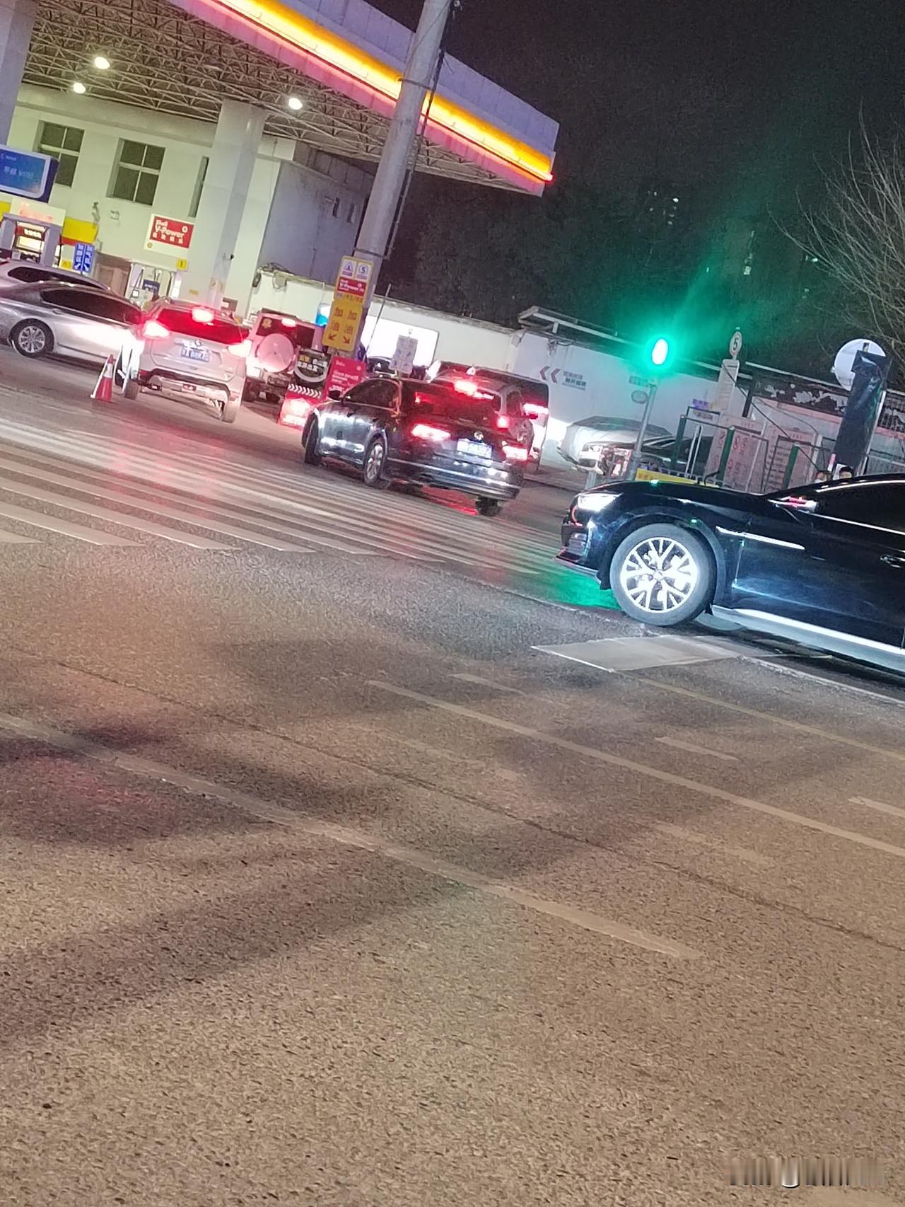 今天晚上去加油，突然发现加油的车排了很长的队，而且我前面的那个女的才加了90块钱