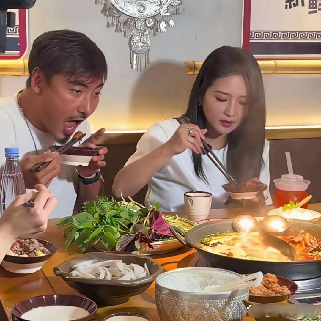 何洁和二婚老公刁磊吃饭被拍。 