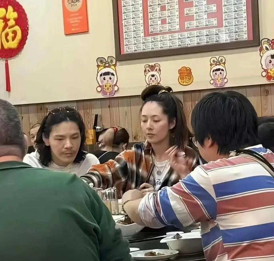 郭碧婷作为向家儿媳，颇有向太之风。向佐与郭碧婷的旧照，去年春节期间，向佐去新加坡