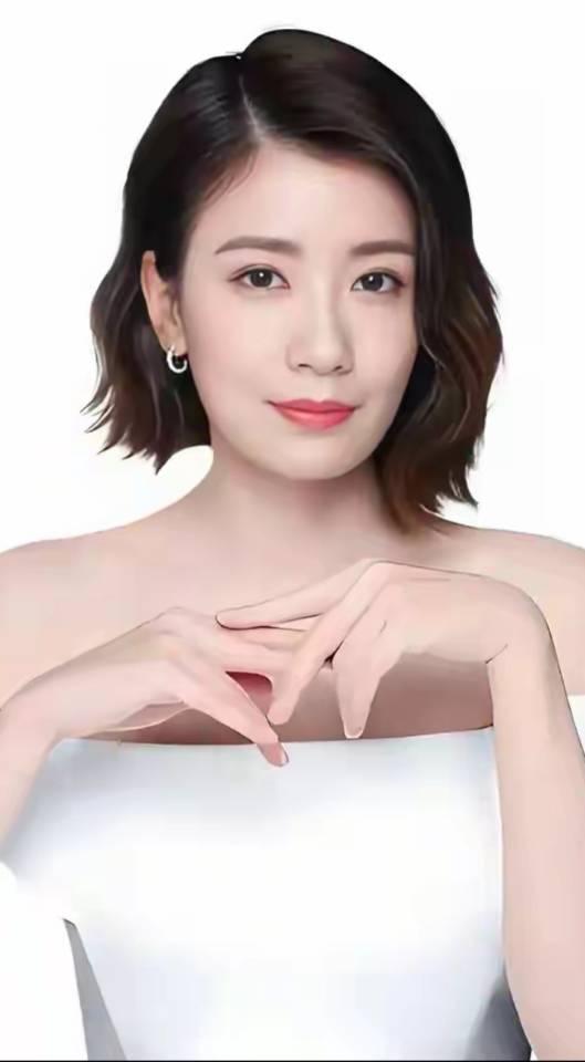 贾静雯是一代人心中的古装女神，灵动明媚的眉眼塑造出经典赵敏。历经世事沉浮，她褪去