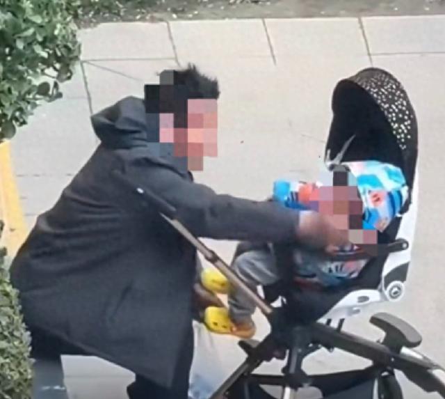 爷爷酒后打孙子，

家事还是犯法？

视频拍下来了。

那天在郑州一个小区，有人