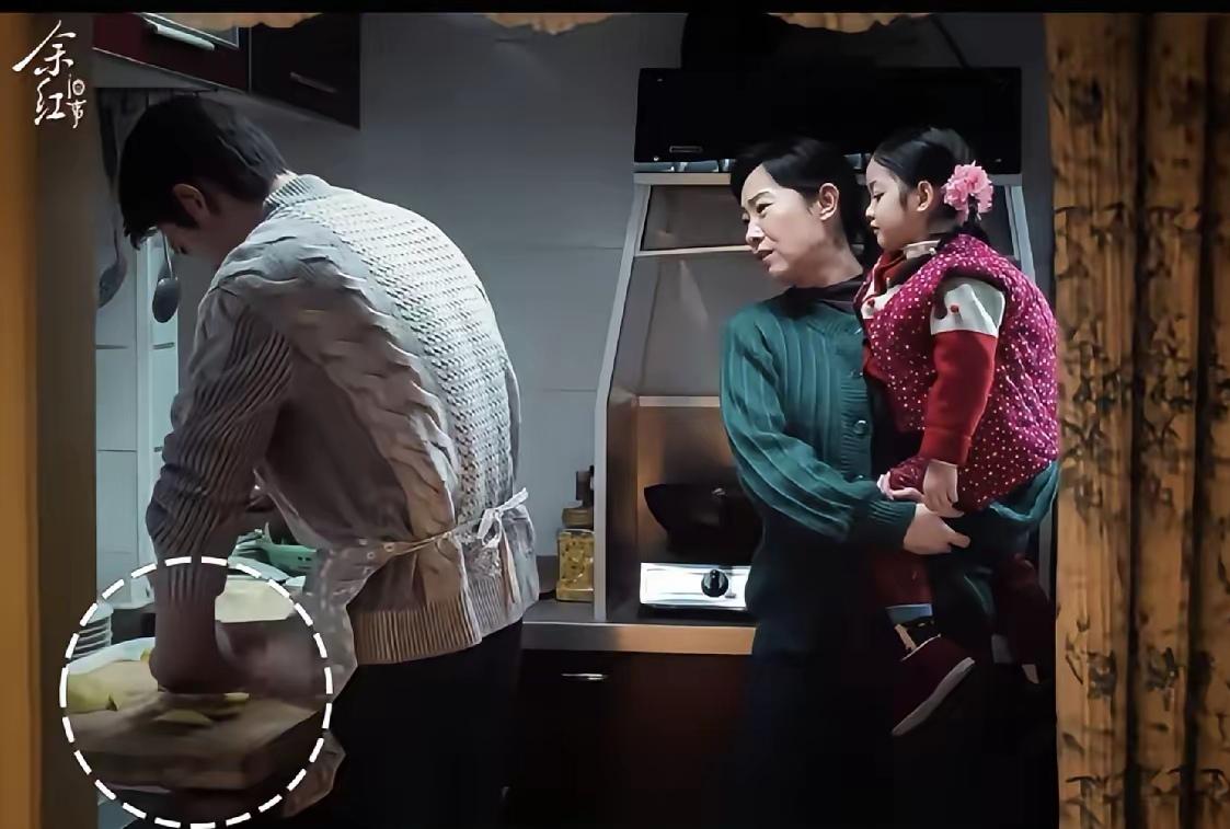 电视剧《余红旧事》挺好看，演员演得也不错，只是有一个情节似乎不合理。一个前来协助