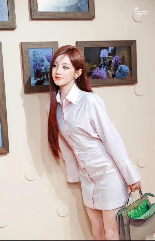 宋雨琦东方明珠下跳Zoo宋雨琦于东方明珠下演绎《Zoo》。唱跳之间，实力尽显，动