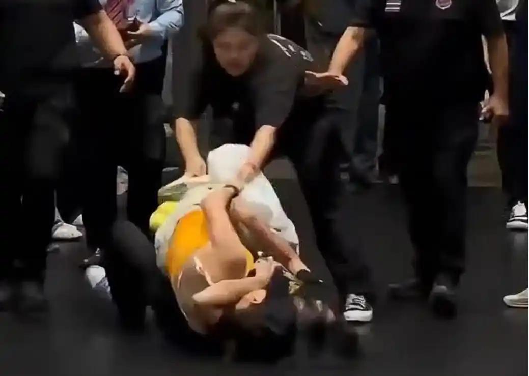 被泰国保安抱摔、衣服滑落、浑身淤青，中国女粉丝却发文称不愿牵连偶像！我真的震惊了