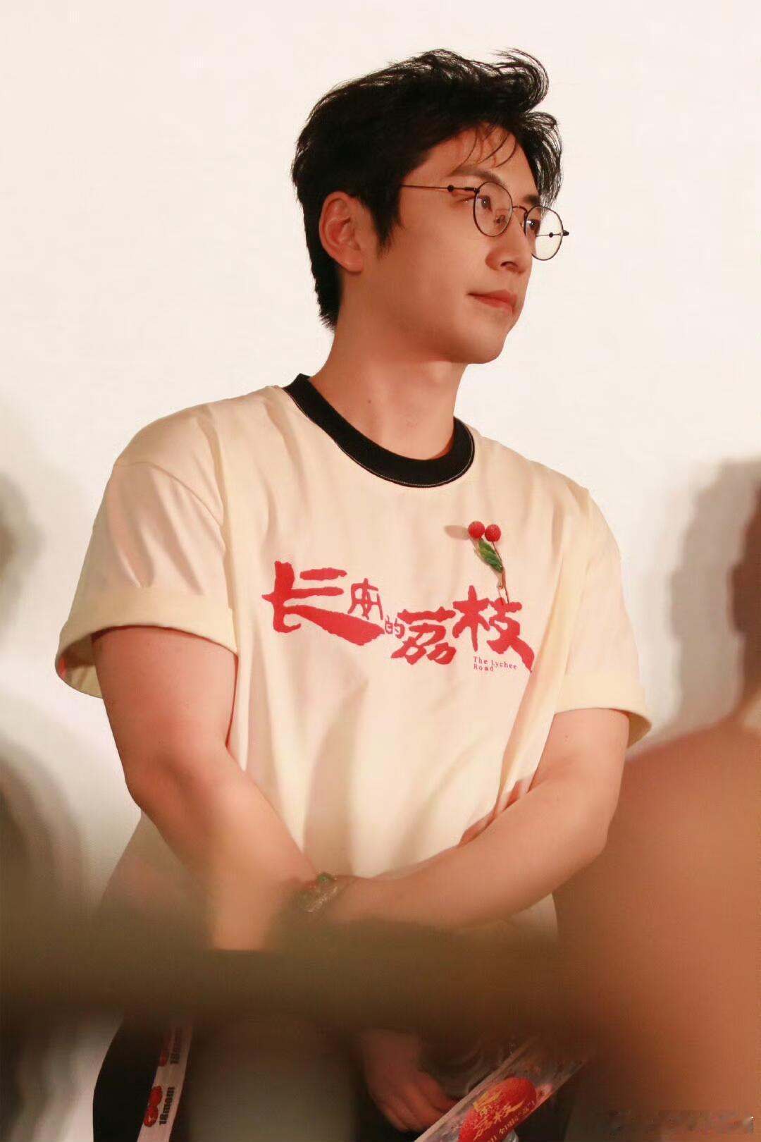 电影长安的荔枝大馋丫头都吻上来了 看完电影直接魂穿杨贵妃，被帅哥包围的感觉太爽了
