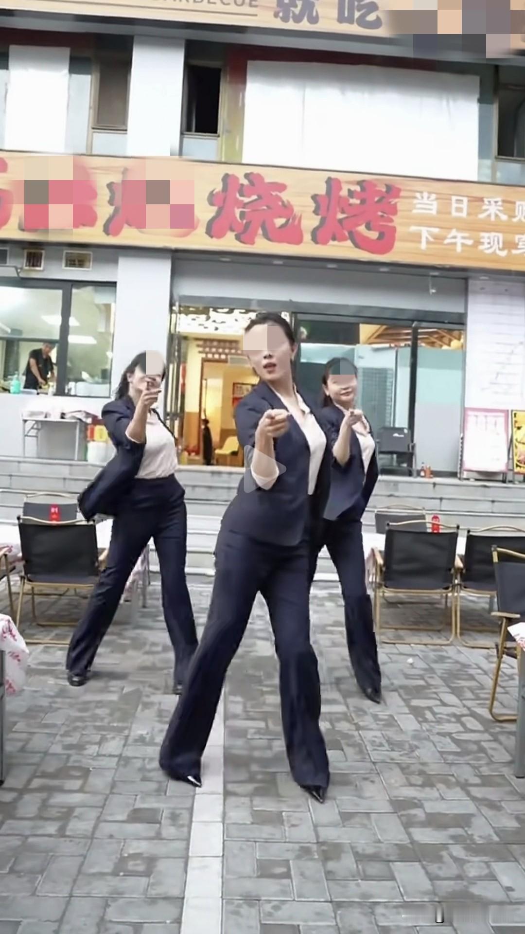 不得不说这个烧烤店还是有点实力的，竟然能把最近那么火的舞蹈团队请来，虽然穿的不是