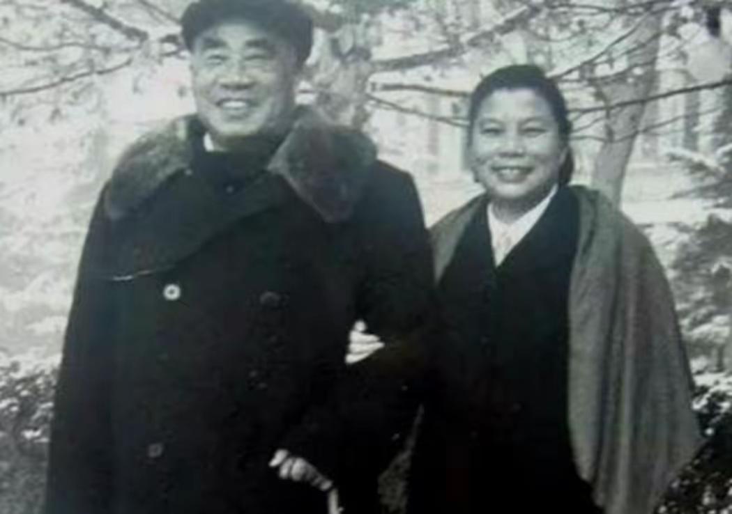 1934年春，红军即将开始长征时，朱德夫人康克清突然发现，原先在朱德身边担任贴身