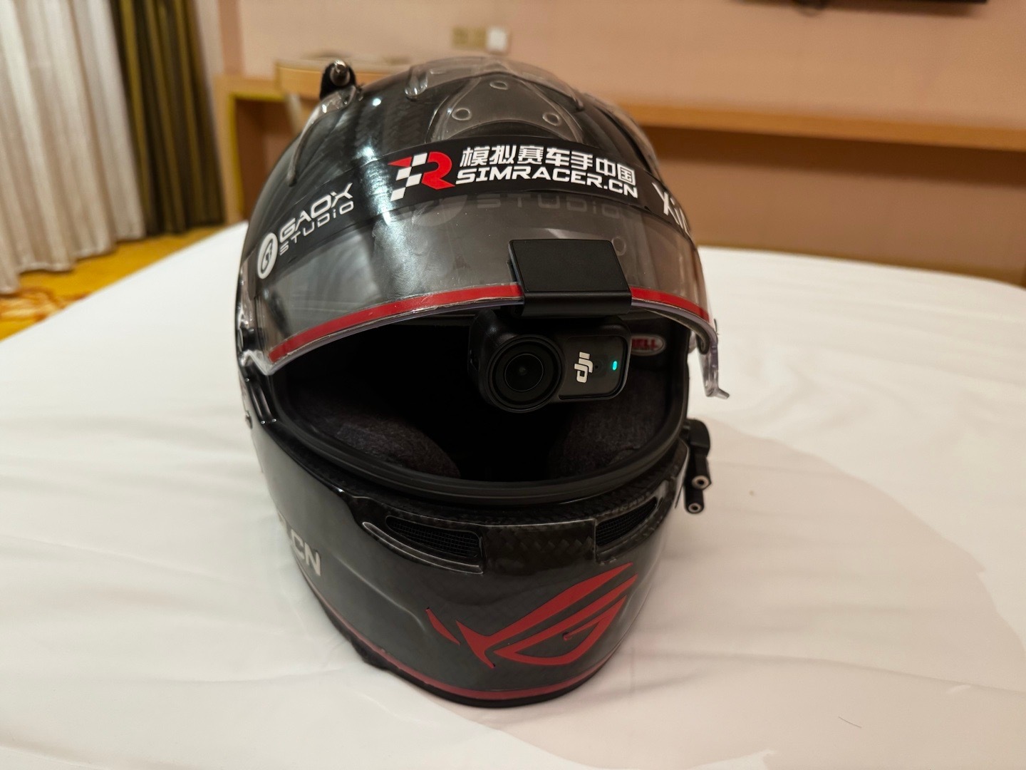 今天试了下DJI Nano跑赛道，这个自带支架不太适合头盔，只能开护目镜使用，关