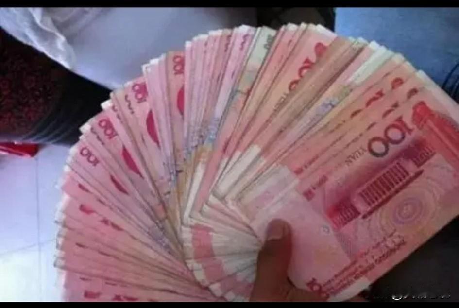 亲一口一万块，是真的！
今天早晨我收拾完厨房去扔垃圾，回家时碰见隔壁老玩，老玩手