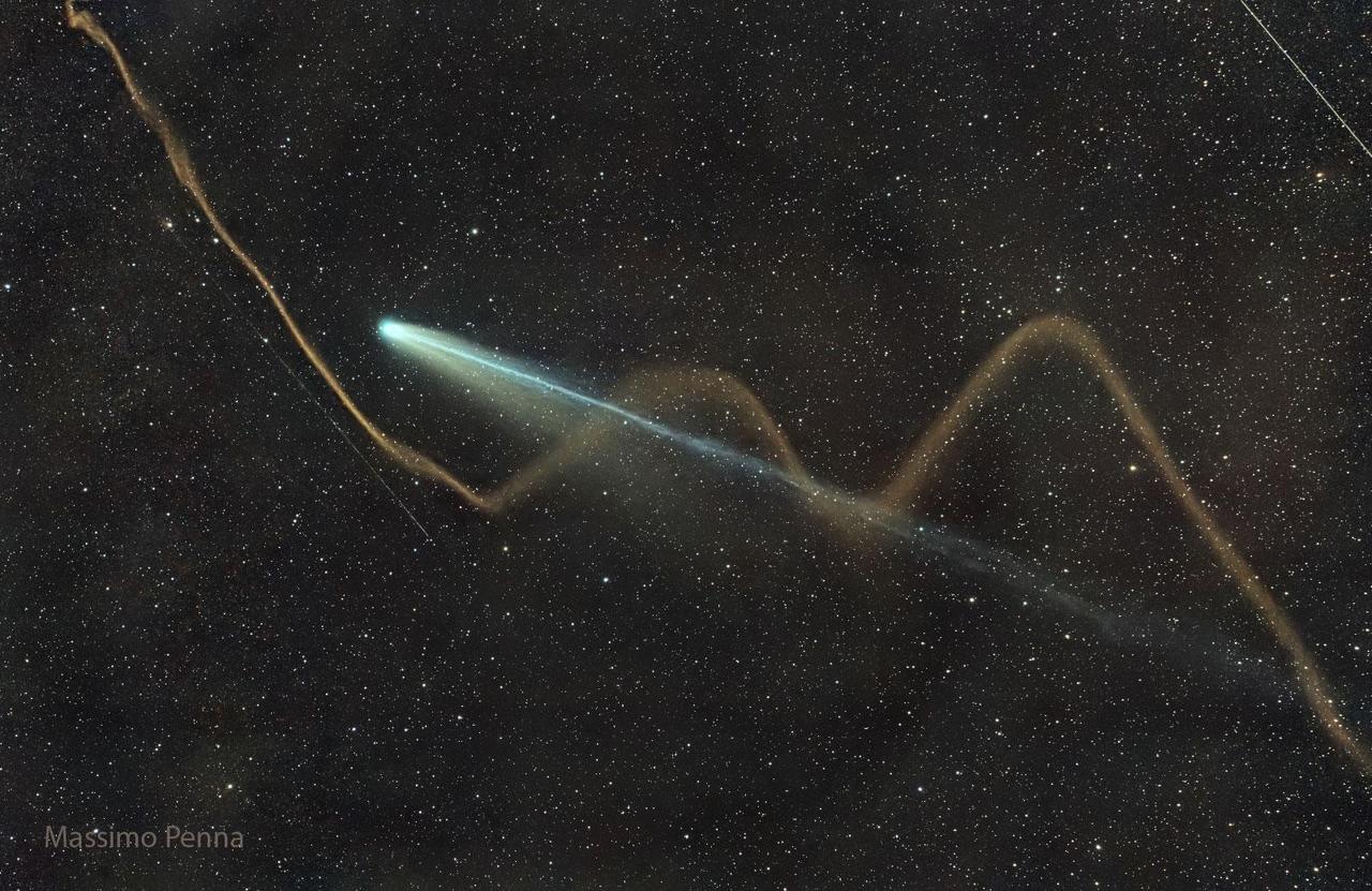 莱蒙彗星和一条流星轨迹刚好同框，摄影师管这叫一生一次的照片。