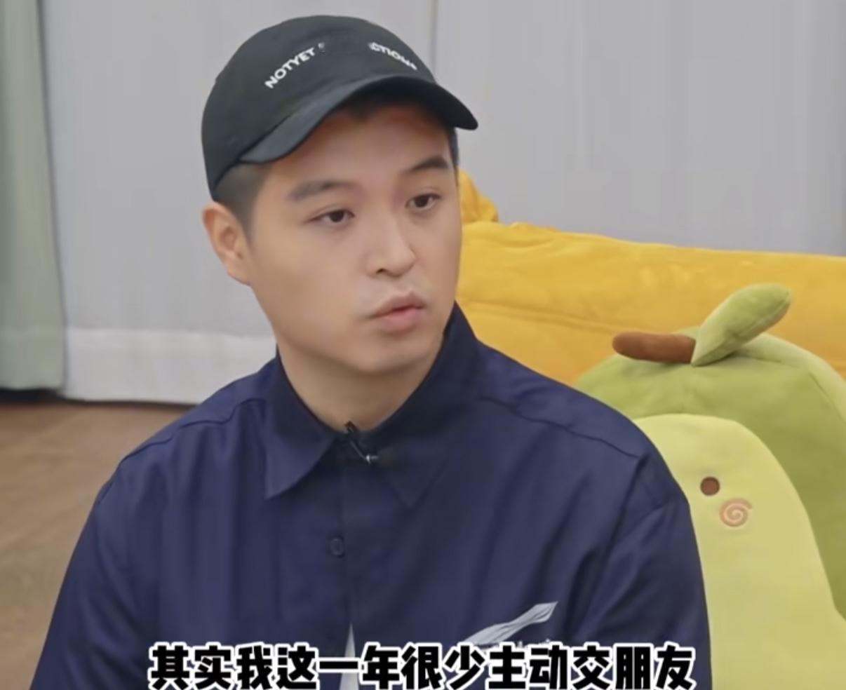 马頔被吐槽跟李纯谈恋爱以后根本约不出来，臧鸿飞调侃他在家里看电影！
马頔：“其实