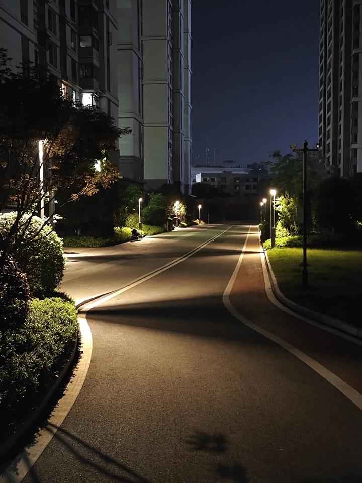 挡风玻璃为什么比后视镜大，因为前面的路比过去的更重要。