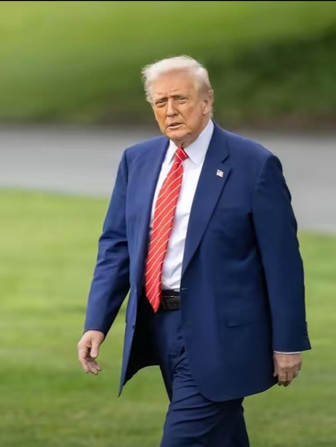 这世上最有趣的事，
莫过于自己写剧本，
还要求别人照着演。
有记者直接掀了桌子。