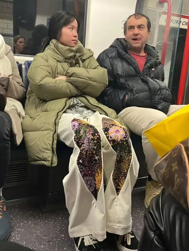 裤缝朝外，腰带叠两圈，这裤子不是穿错，是设计故意让你多看两眼。
巴黎秀场一出，T