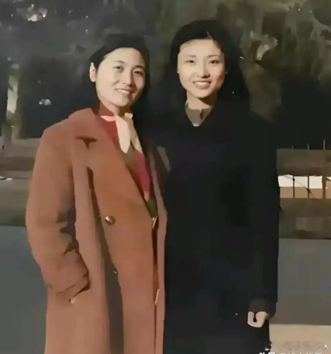 1991年，两名漂亮女孩的合影，其中一人成了闻名全国的主持人 