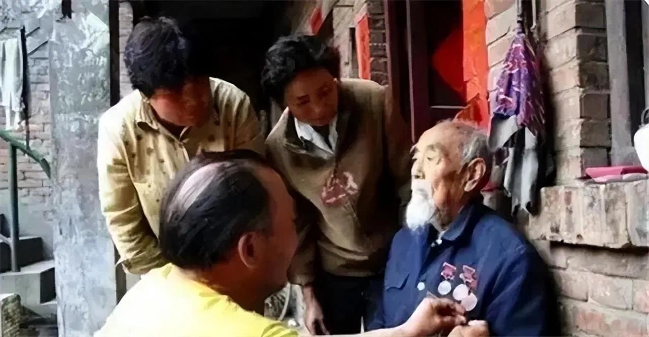 1937年，淞沪会战中，17岁的于德元一看子弹打光了，杀红眼的他提起8斤重的大刀