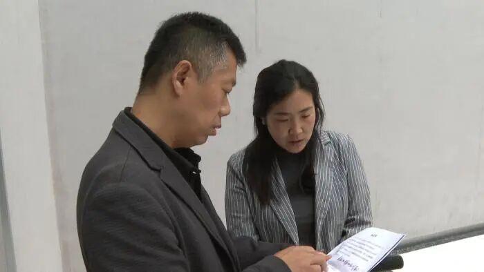 女子讨薪近两年无果
 
山东滨州滨城区王女士为吾悦华府二期项目提供保洁服务，被拖