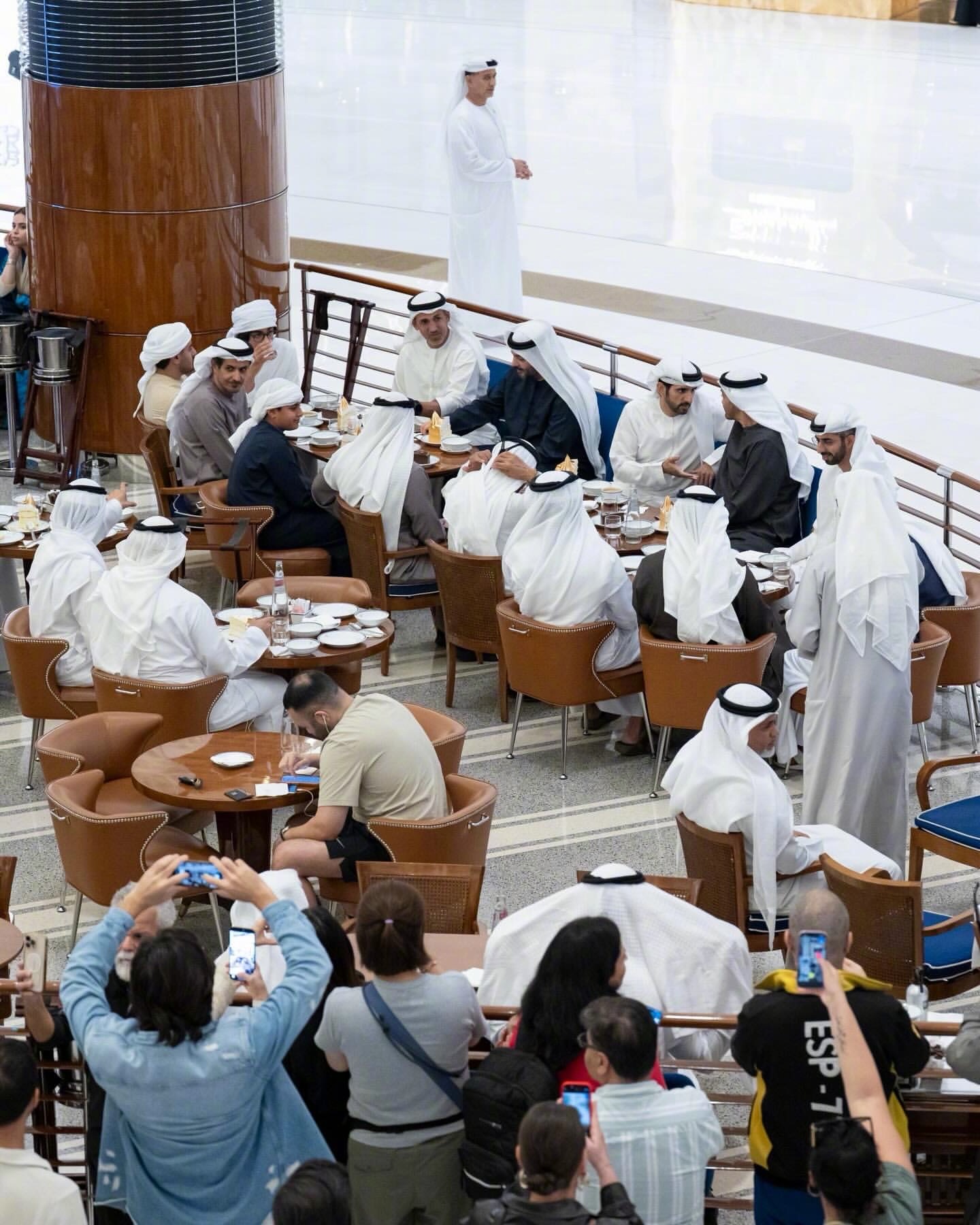 为了安抚民众，晚上约9点，阿联酋总统穆罕默德·本·扎耶德·阿勒纳哈扬现身迪拜购物