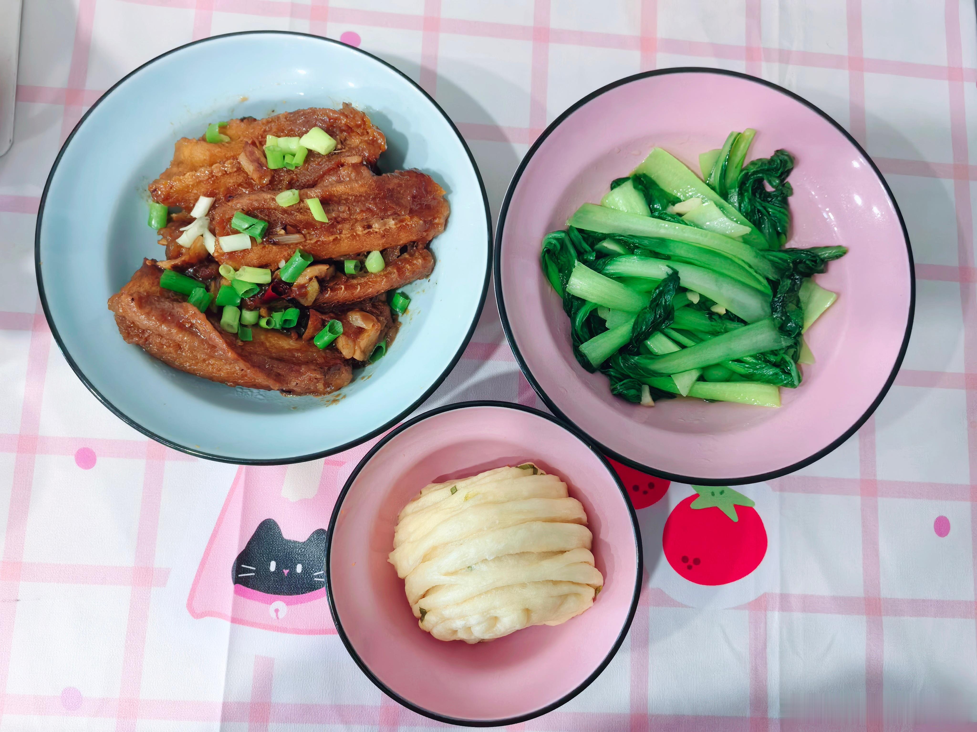 今日午餐 红烧带鱼，素炒青菜，一个花卷，今日午饭搞定。收拾完毕睡觉💤。 