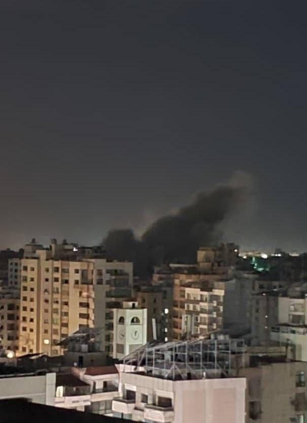 以色列空军对黎巴嫩首都贝鲁特的达希耶地区发动空袭，现场浓烟滚滚，夜空被黑烟笼罩。