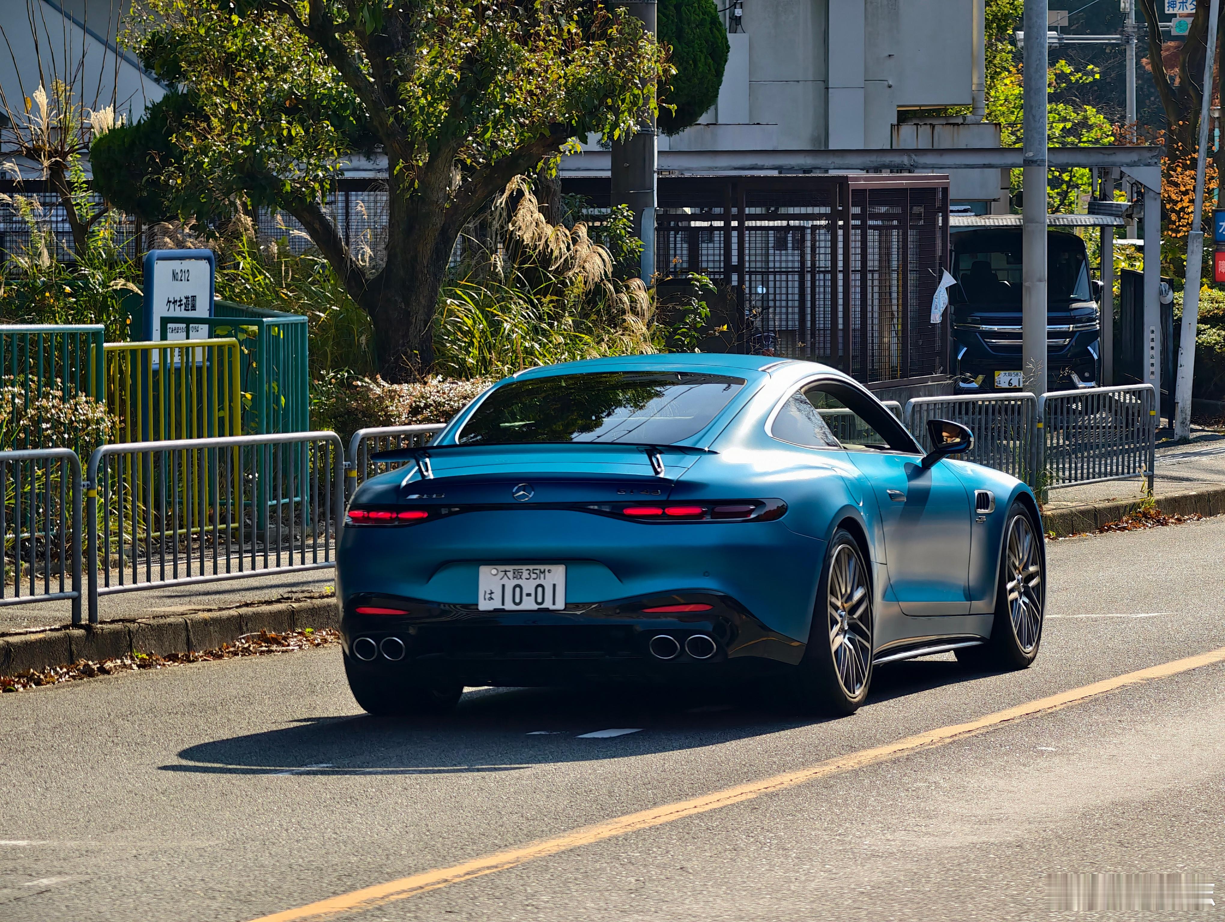 型车街拍偶遇新款奔驰AMG GT43。跟初代相比，第二代GT姿态和比例都有很大变