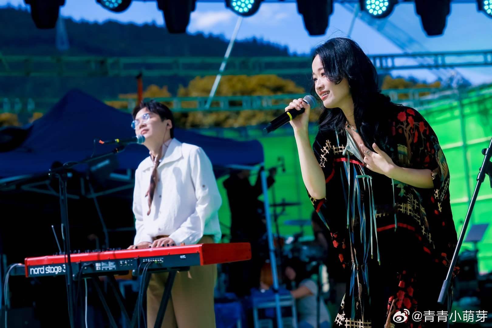 王菲春晚唱的是咂咂苏的歌 ZaZaZsu咂咂苏超牛，作品登春晚。《你我经历的一刻