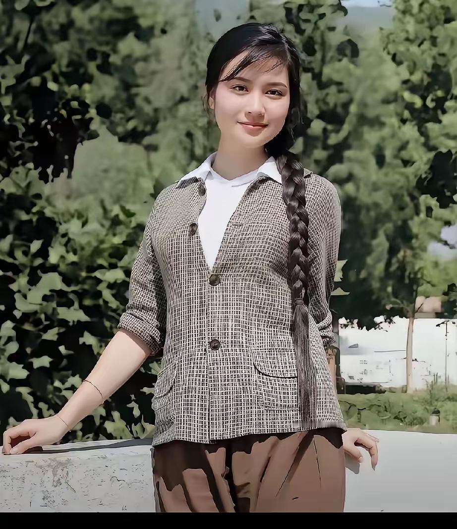 说洪晃继母朱一锦好看不假，她曾是《五朵金花》“拖拉机金花”。 对洪晃也是爱搭不理