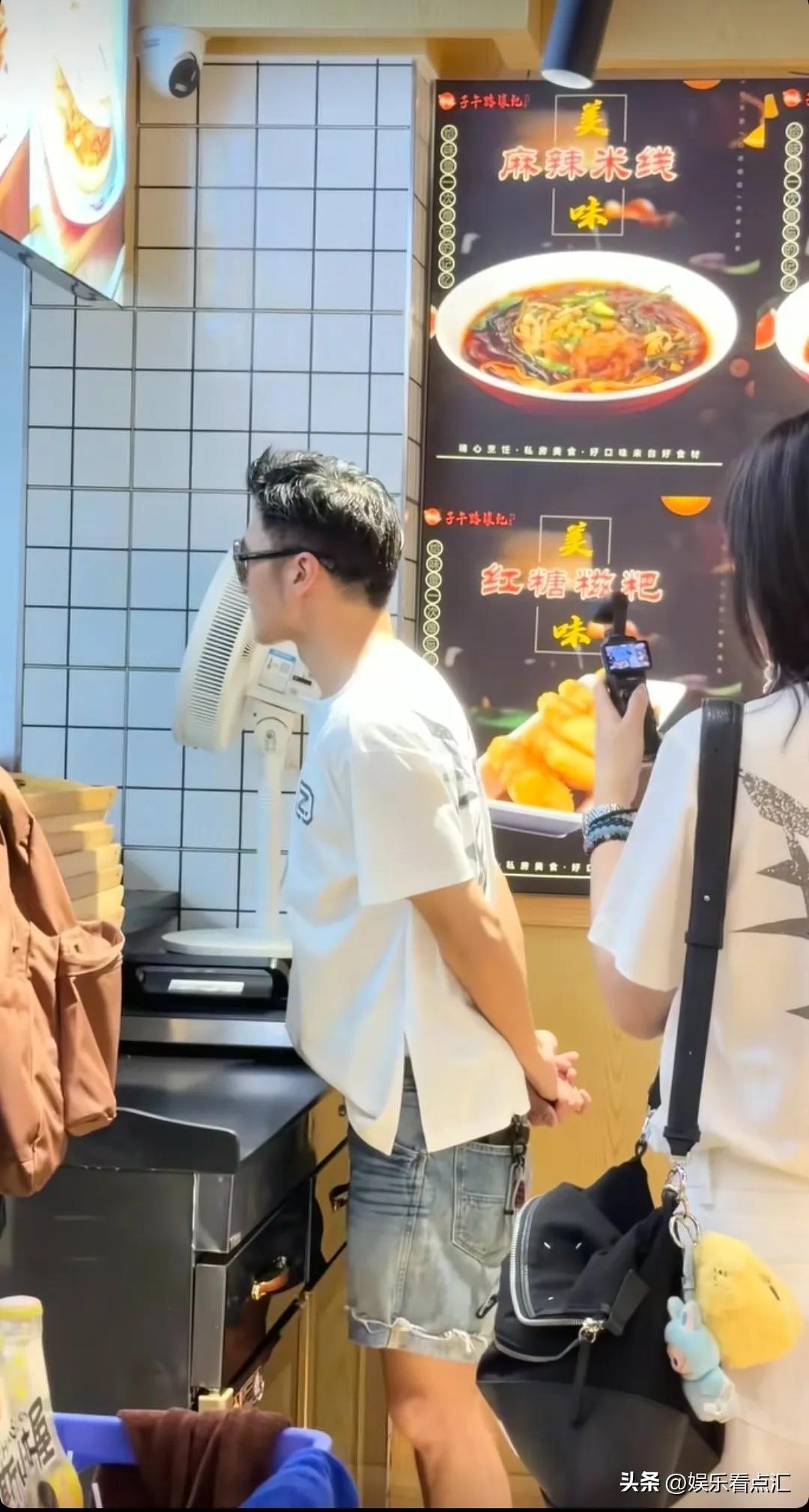 谢霆锋icon失算！
到西安icon探店，在店里吃完后手拿半个肉夹馍icon上车