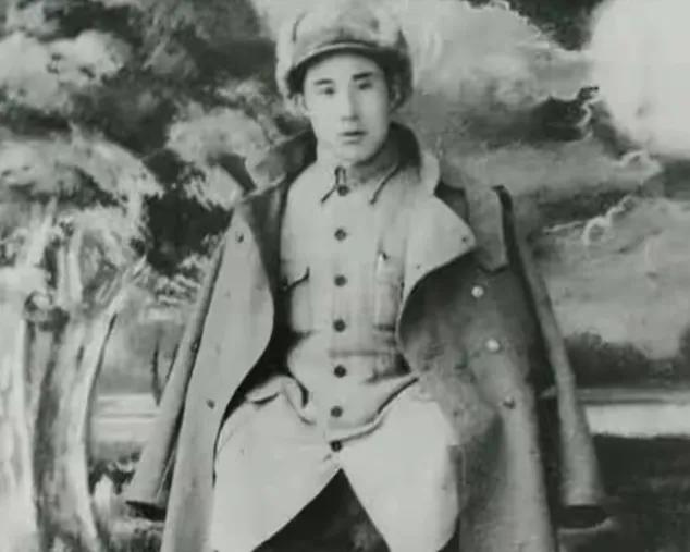 1949年，新中国成立前，一位走过长征、打过淮海的老红军，带着家人前往福建上任。