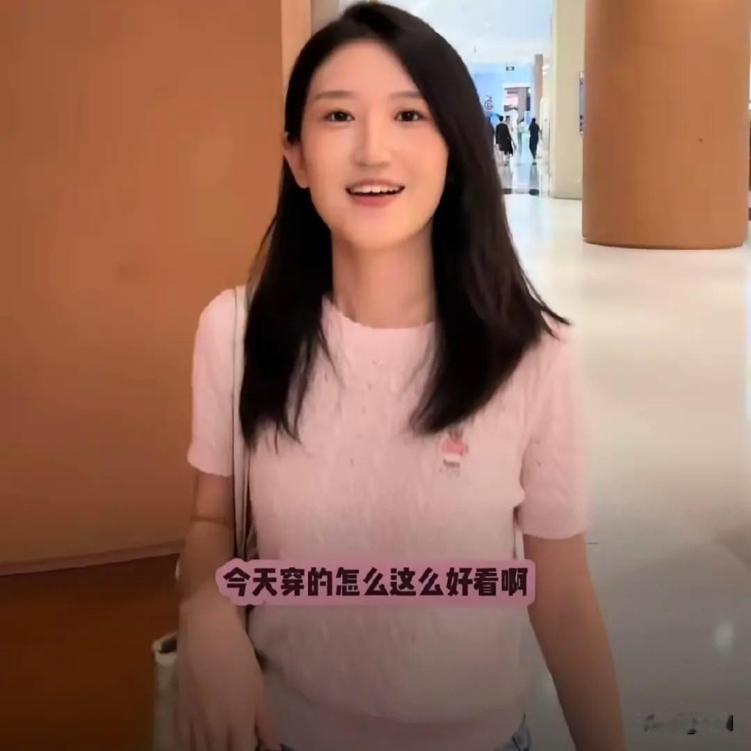 佳怡这小姑娘经济头脑真是太厉害了！

公开恋情后，约会的穿搭从不重样，随后直播卖