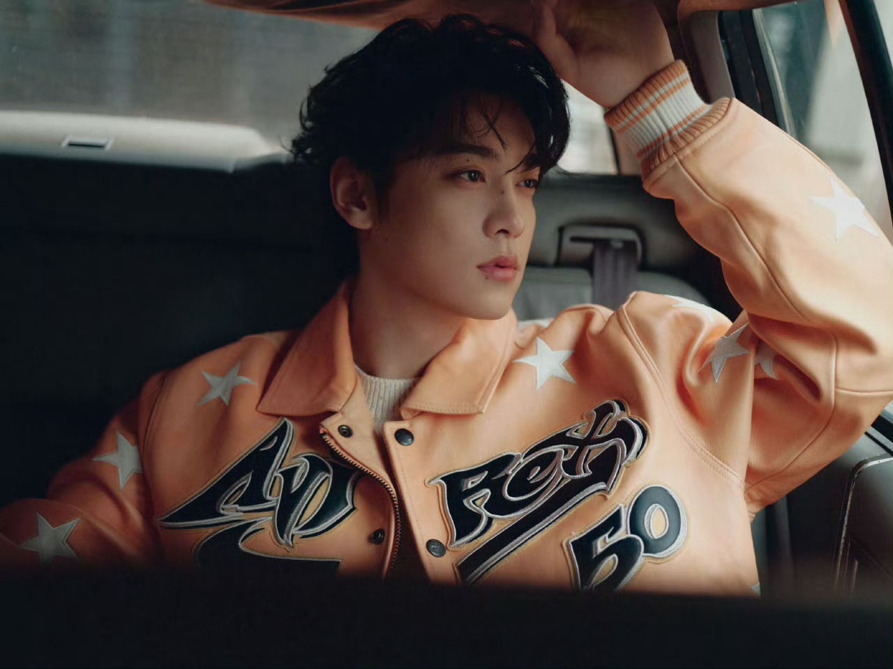 田栩宁 一组新造型大片，橙色机车皮夹克配牛仔裤，硬朗酷飒的型男，不一样的风格呈现