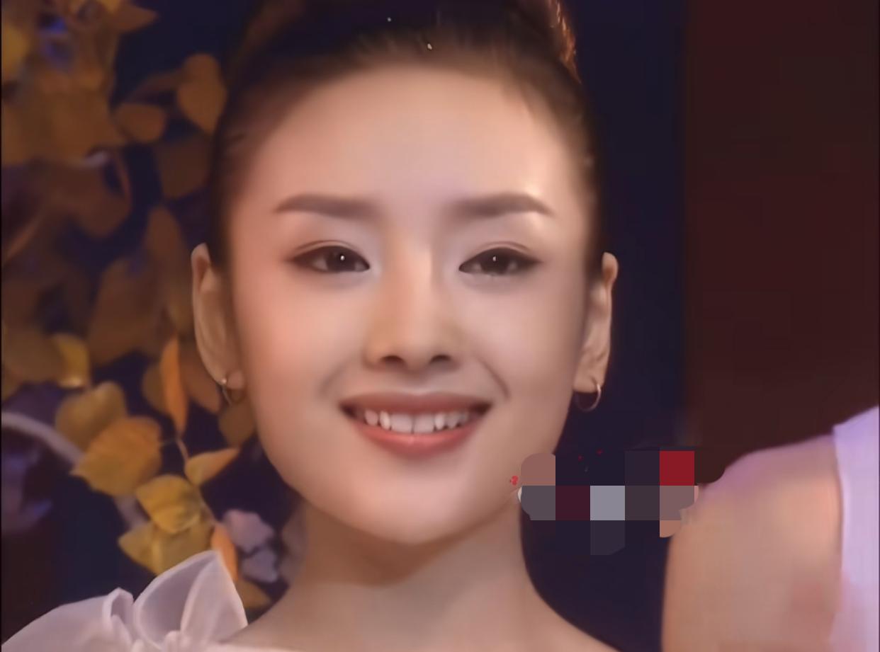 董洁当年在春晚的一个亮相，
火遍全国，
这么一张脸真的很像林间溪边的小鹿，
清纯