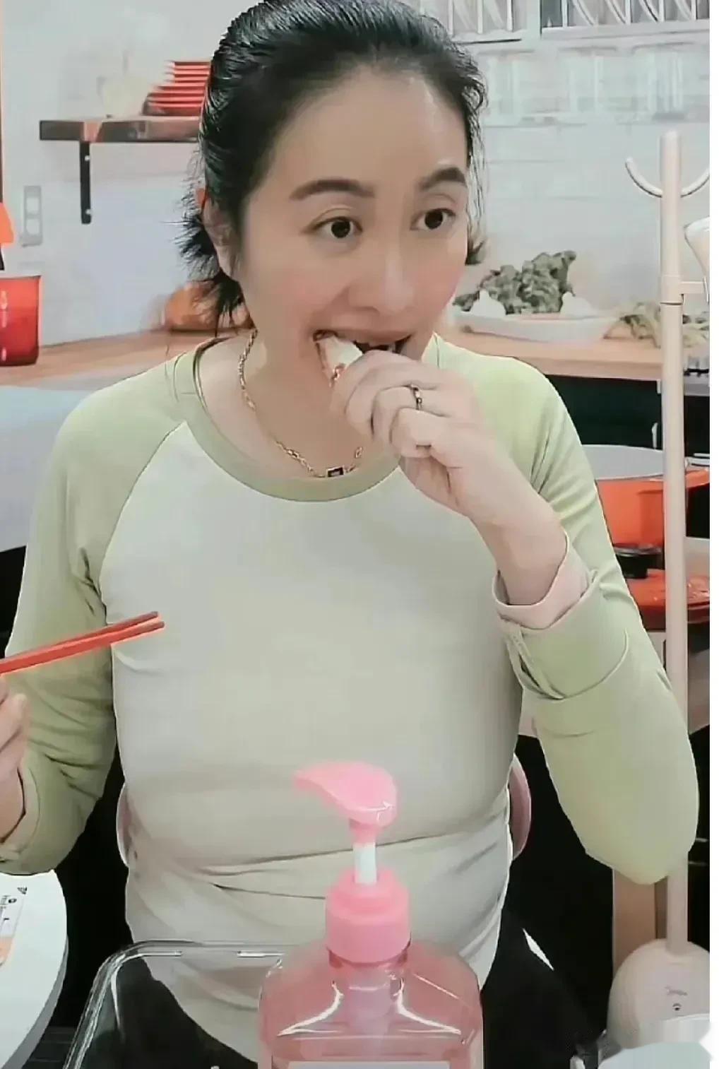 真的不认同叶璇这种刻意扮丑的行为，演戏你可以演，但直播间直播带货就应该力求真实，