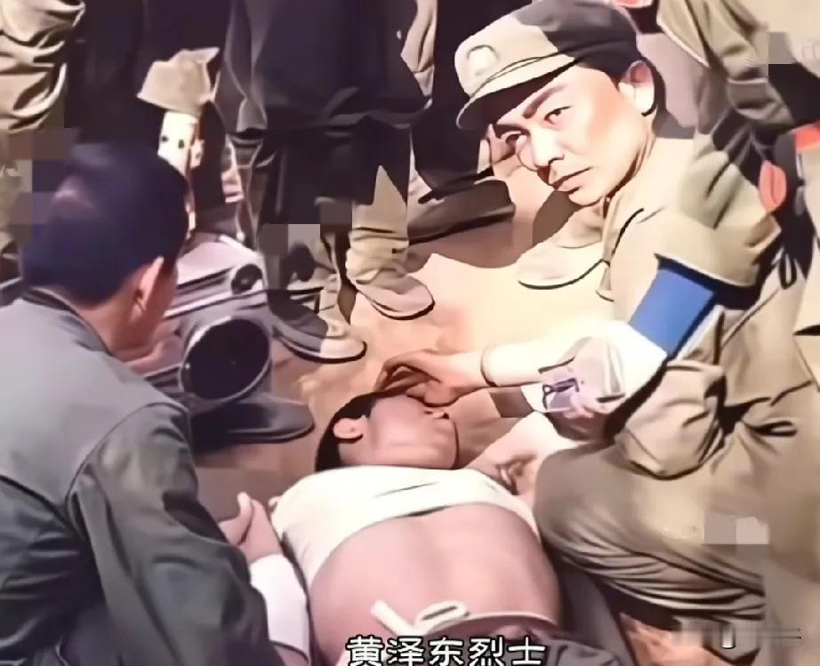 1986年，老山前线。战斗英雄黄泽东伤势过重，被救护队抬下山。在生命的最后时刻，