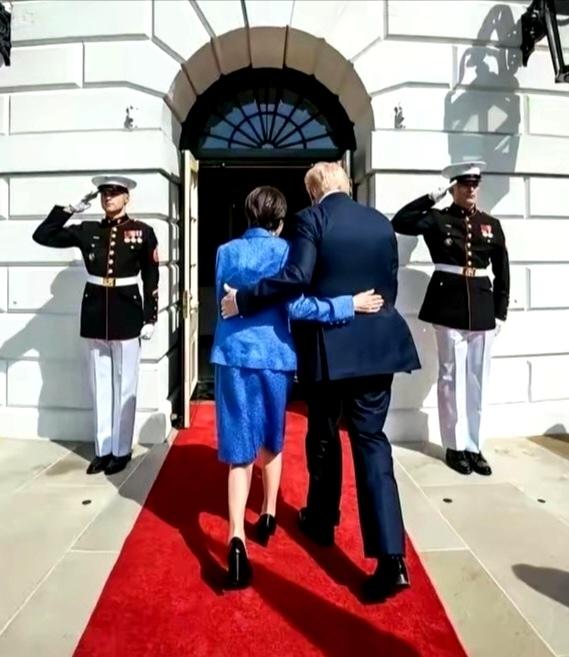 这是谁和谁呀？

交谊舞？不是。逛街逛超市？不是。进私宅？不是。少、青、中年？不