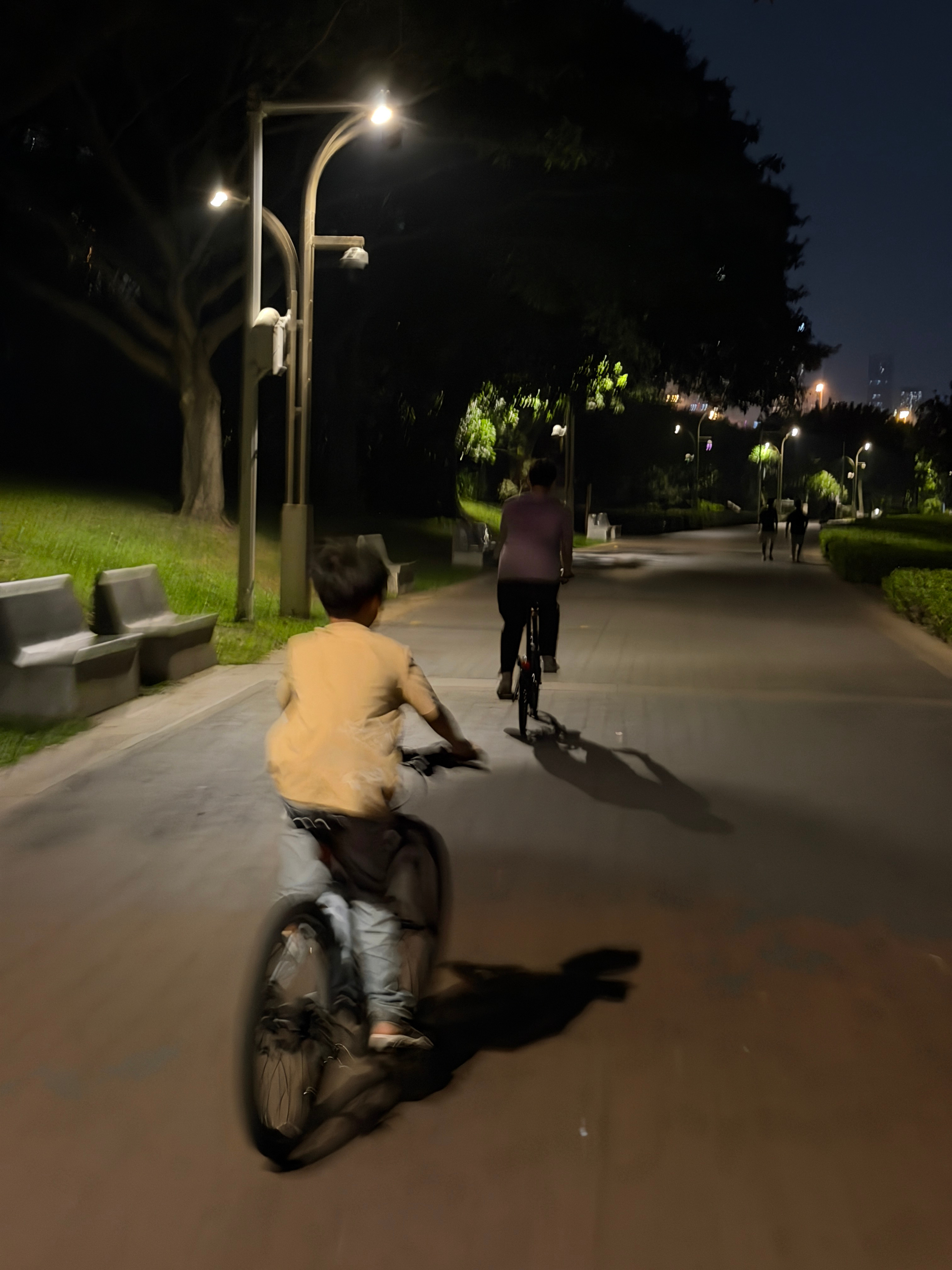 看完蜘蛛侠骑车回家，看到萤火虫～“你帮助一个人，就是在帮助所有人。”应该是最有深