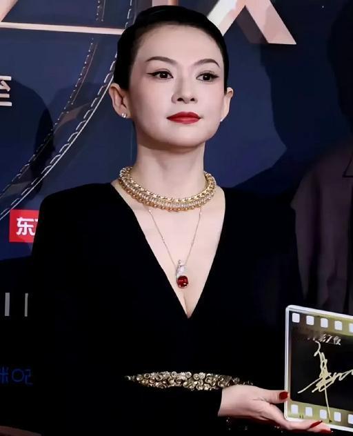 突然理解了，
章子怡为何会放弃撒贝宁，
选择一个三婚的男人汪峰了！不是因为他歌唱