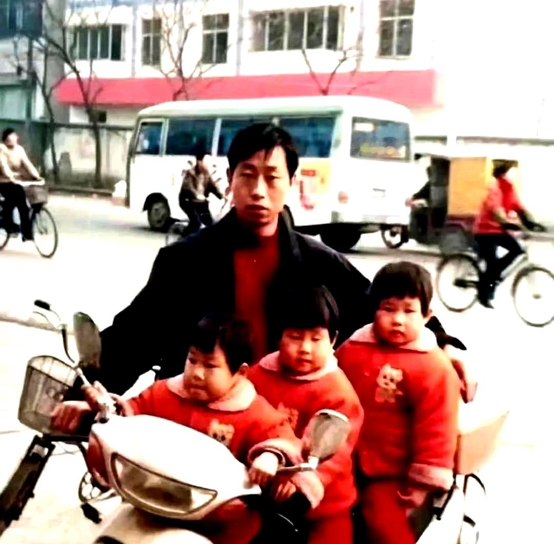 22年前，要是有人说这位爸爸能把三胞胎养到这么大，估计不少人都会笑出声吧？
可现