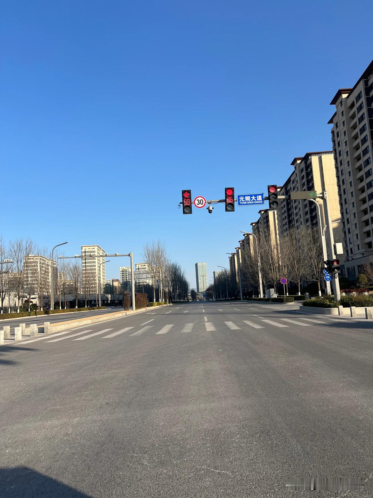 谁能想到这居然是西安的某个角落

双向八车道的市政道路

城市建设整齐划一

西