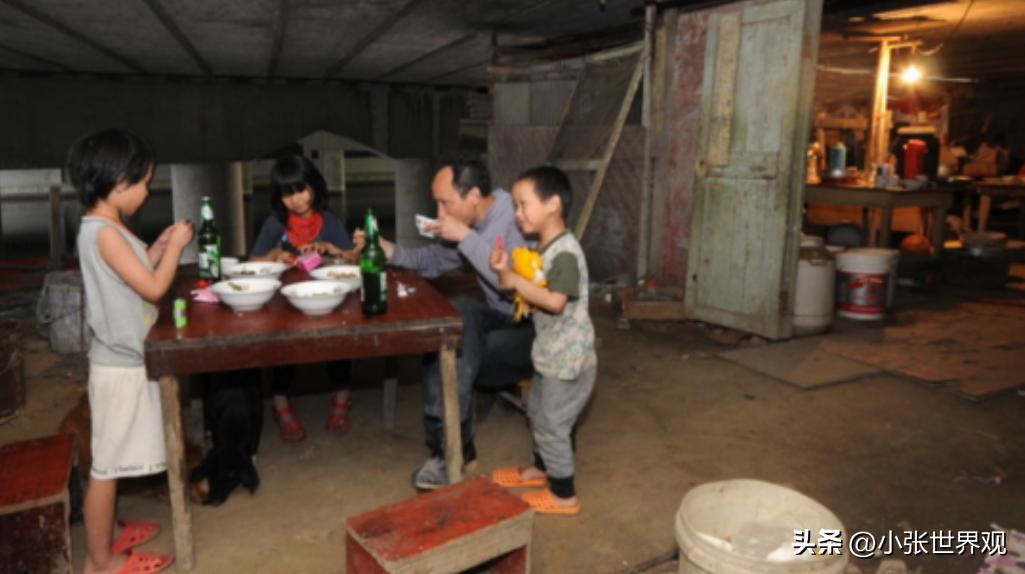 2010年，浙江嘉兴一位记者，下班路过一座桥，低头一看发现桥洞里有亮光，他好奇地