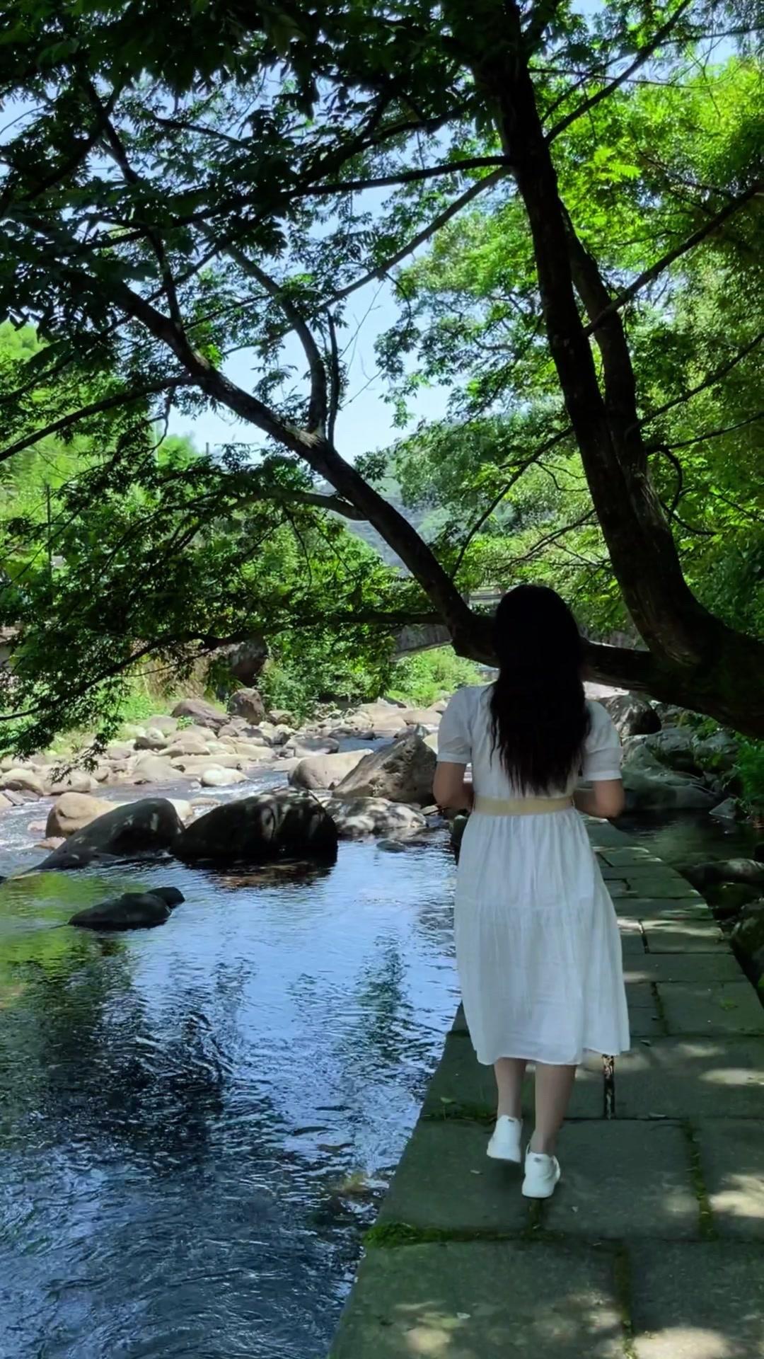 🌿小山村的治愈之旅
当城市的喧嚣让人疲惫，不妨走进小山村。这里有绿水青山环绕，