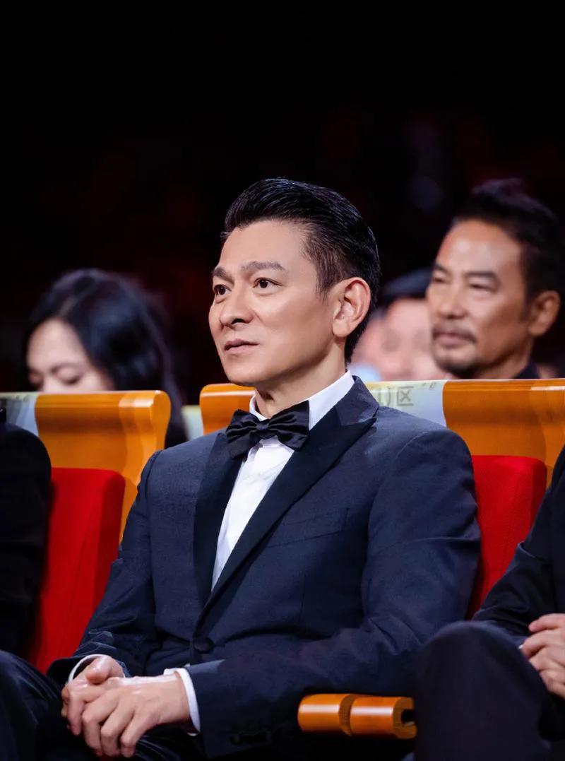 刘德华在电影宣传活动中自曝经常去女儿学校。他不在意女儿同学是否知道自己的身份，只