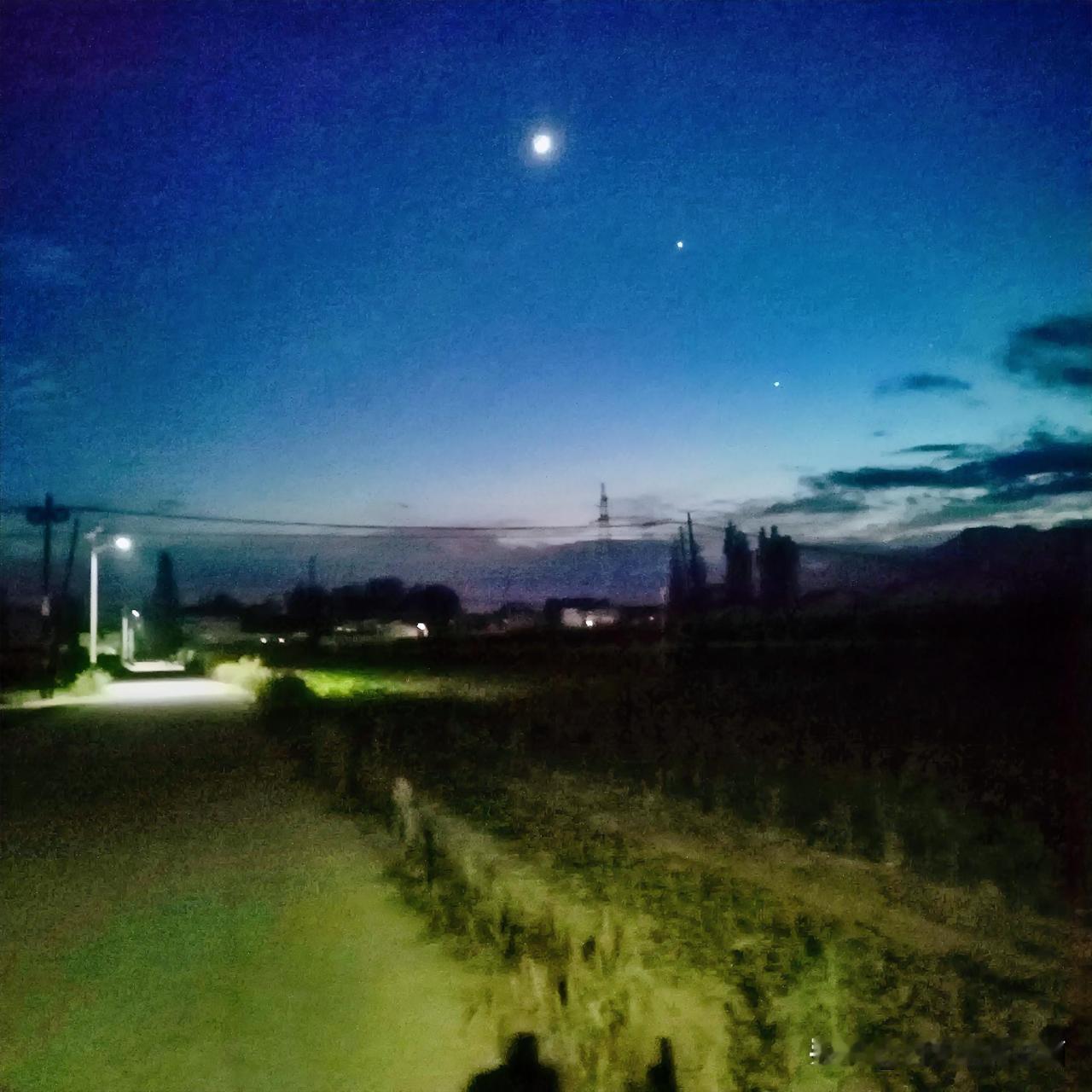 《月亮和明星（李林摄于汉中城固）》
