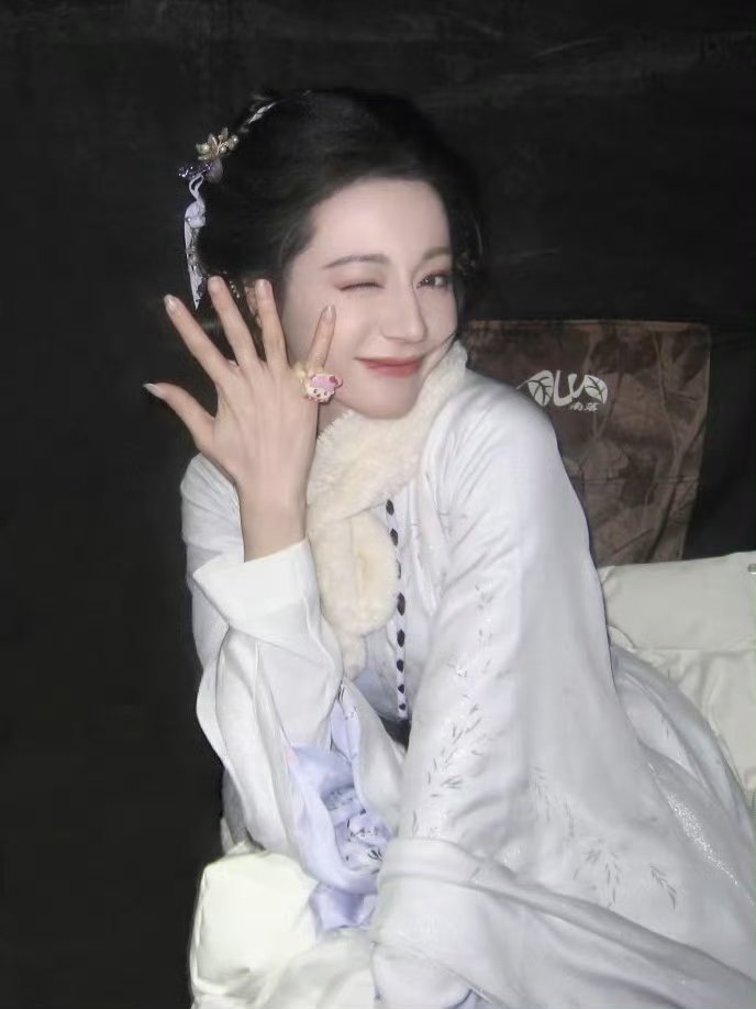 迪丽热巴0603生日快乐 dlrb 今天星期巴 dlrb 迪丽热巴你的风格很奇怪