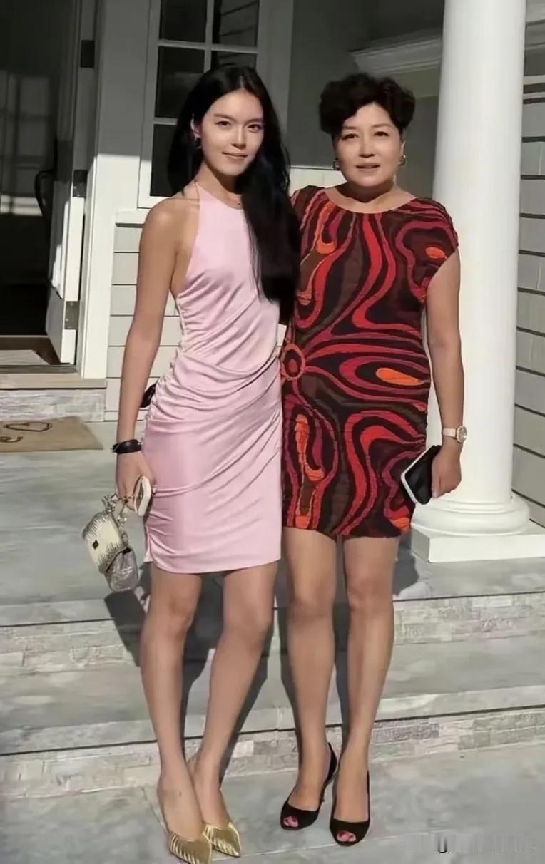 哈文和女儿法图麦在漂亮国别墅前的合影，看得出来她们的生活很富裕，李咏挣那么多钱也