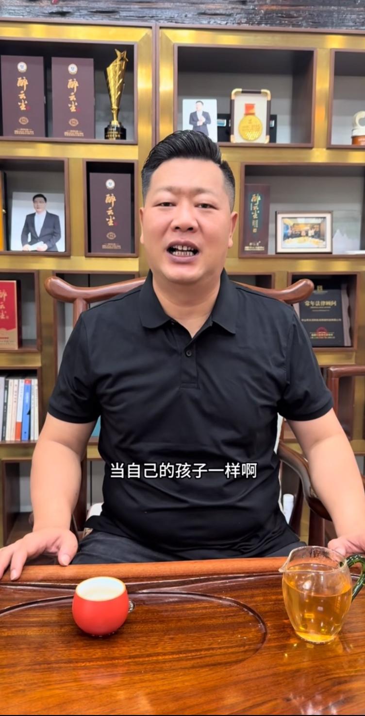张大炮生气了，河南周口晋家五兄弟的不少粉丝，跑到他直播间和评论区里留言吐槽，说话