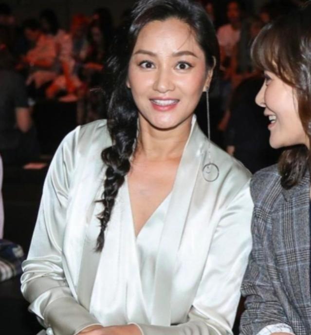 1998年10月24日下午，罗中旭在高速公路上遭遇严重车祸，颈椎错位、耳朵几乎三