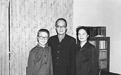 1937年，杨绛临产时，钱钟书焦急地坐在床边，叮嘱她：“我不要儿子，我要女儿，只