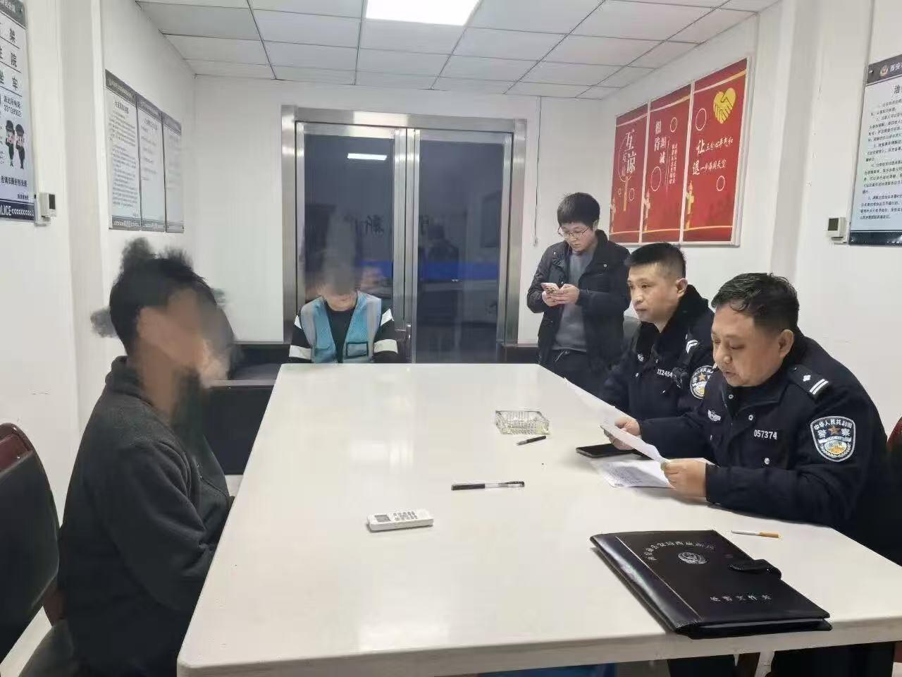 民警到场调解矛盾，成功化干戈为玉帛
 
12月11日，西咸新区公安局周陵派出所接